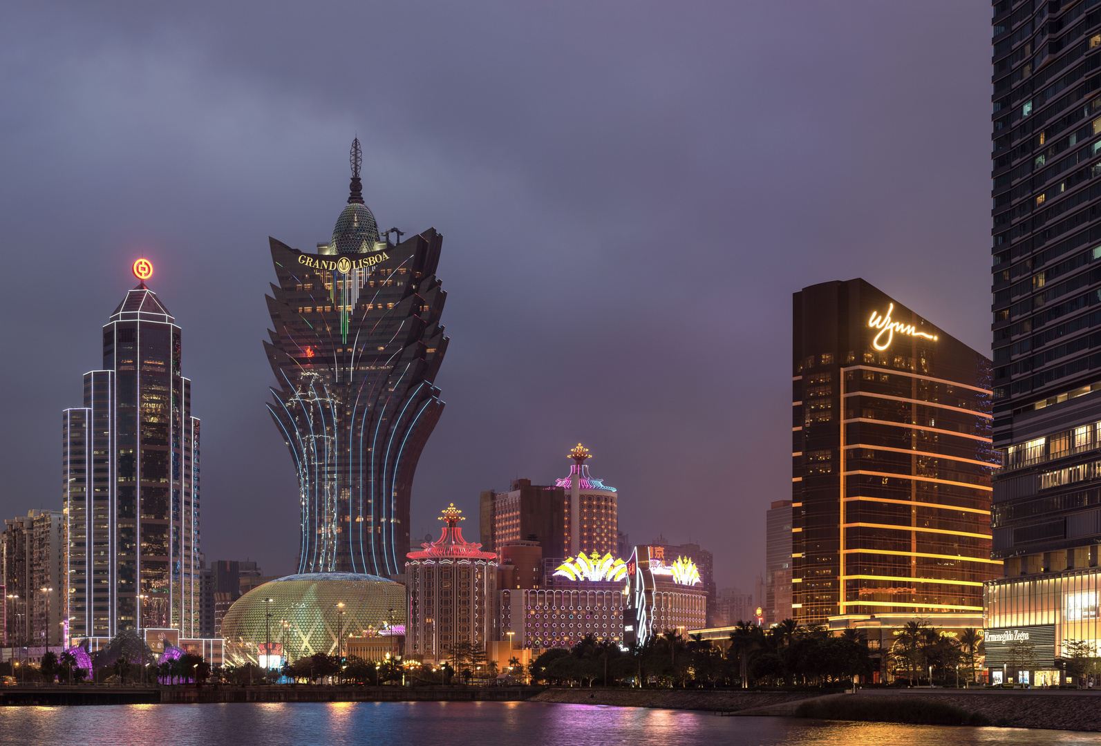 Grand Lisboa Macau im Dunst der blauen Stunde