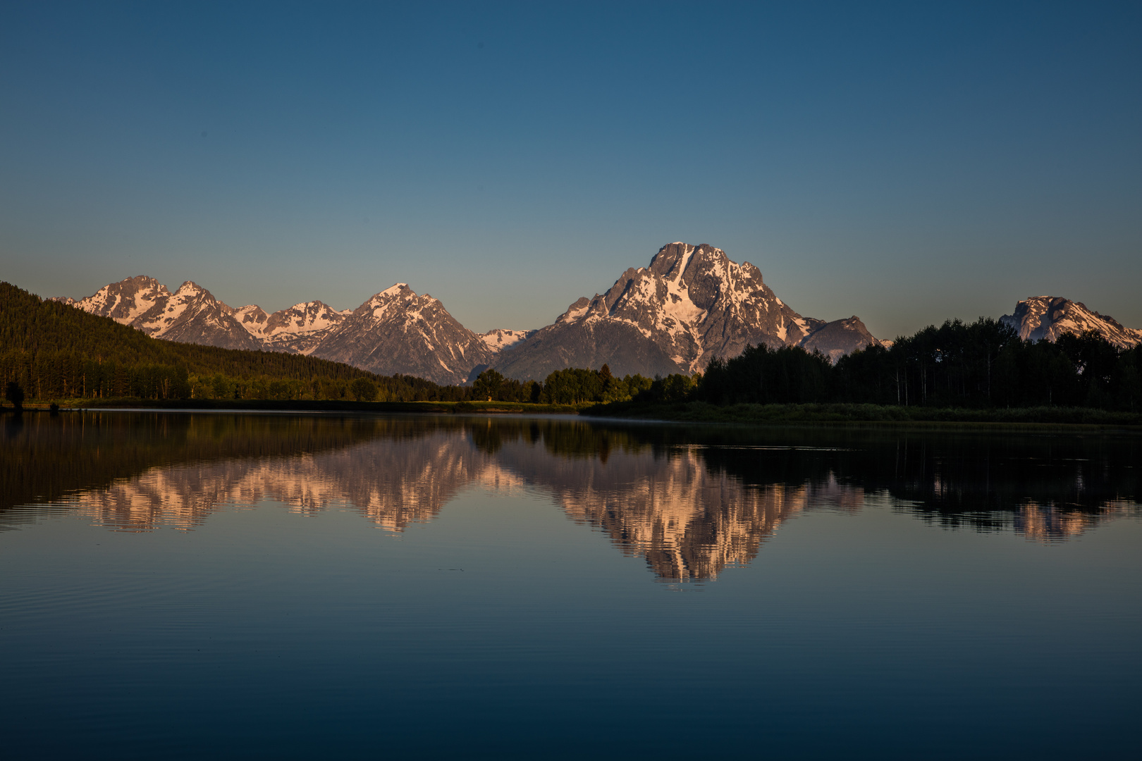 Grand Teton Bergkette im Spiegelbild beimSonnenaufgang