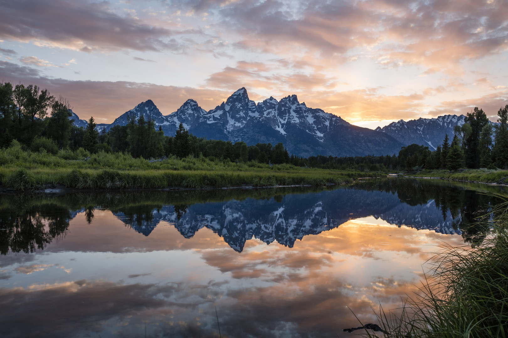 Grand Teton Bergkette im Spiegelbild beimSonnenuntergang "Schwabacher's Landing"