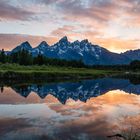 Grand Teton Bergkette im Spiegelbild beimSonnenuntergang "Schwabacher's Landing"