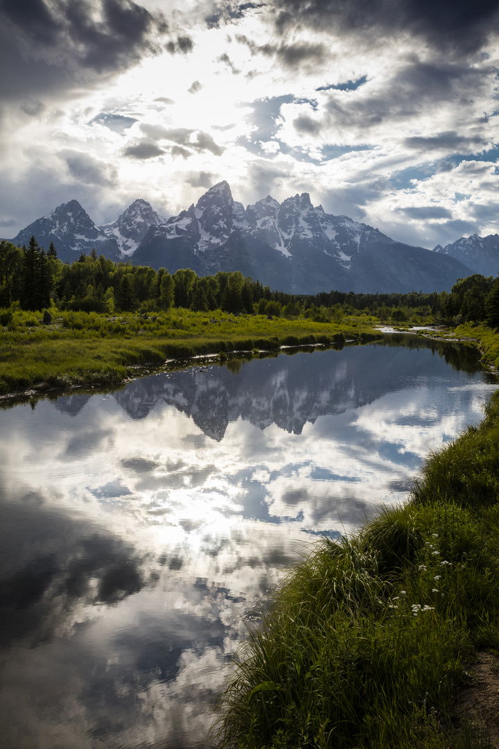 Grand Teton NP im Spiegelbild bei Gegenlicht