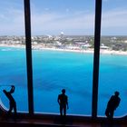 Grand Turk durchs Fenster der Aida Aura