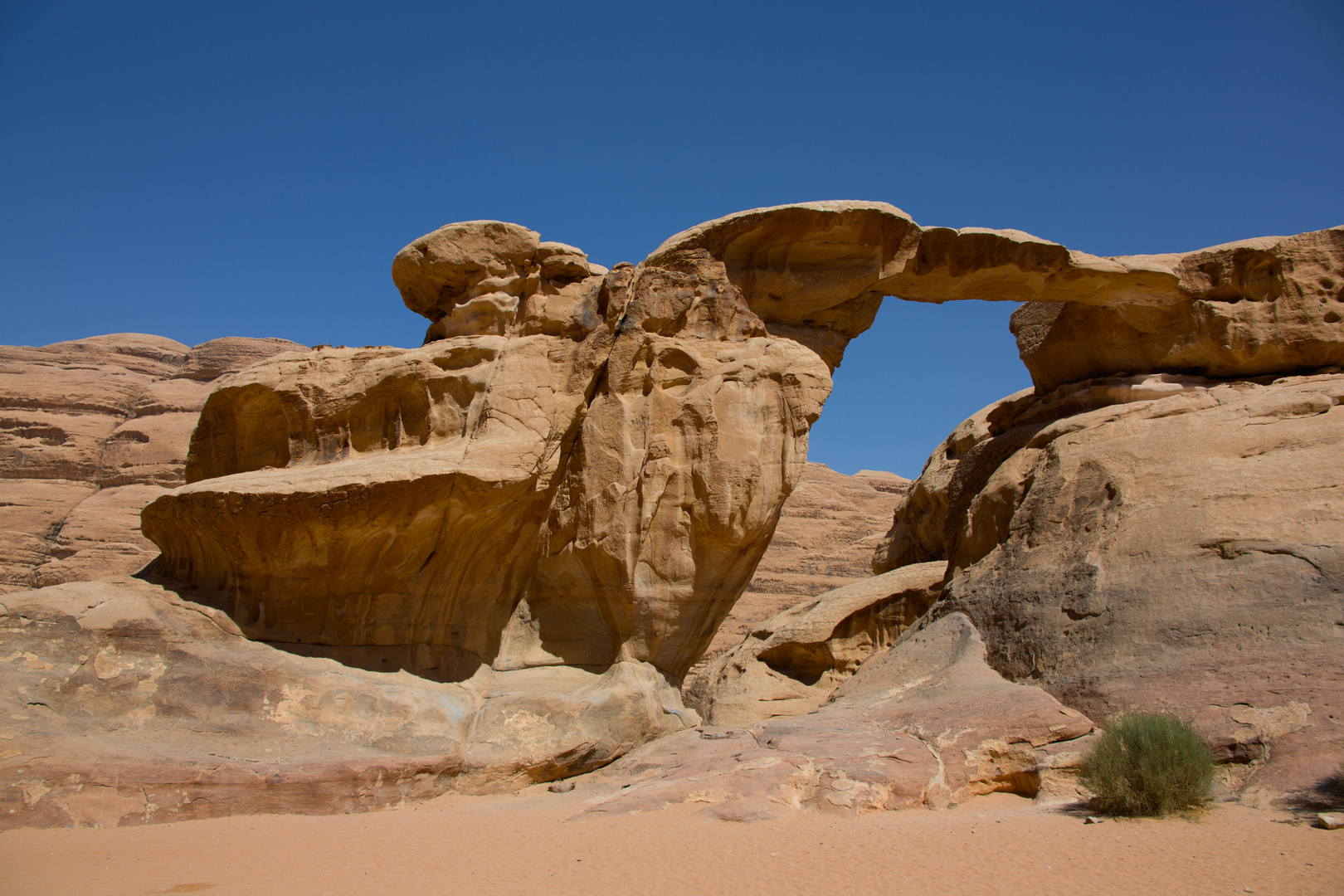 Grande arche de pierre dans Wadi Rum, Jordanie.