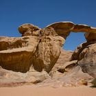 Grande arche de pierre dans Wadi Rum, Jordanie.