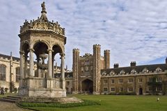 Grande cour de Trinity College et sa fontaine  --  Grosser Hof von Trinity College und sein Brunnen 