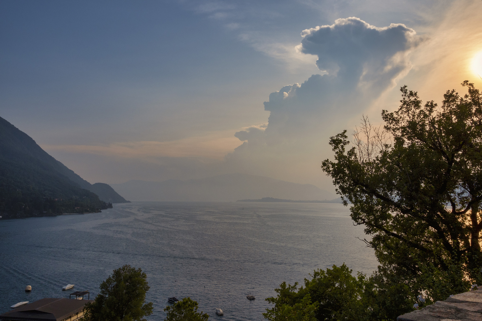 Grande nuvola sul lago