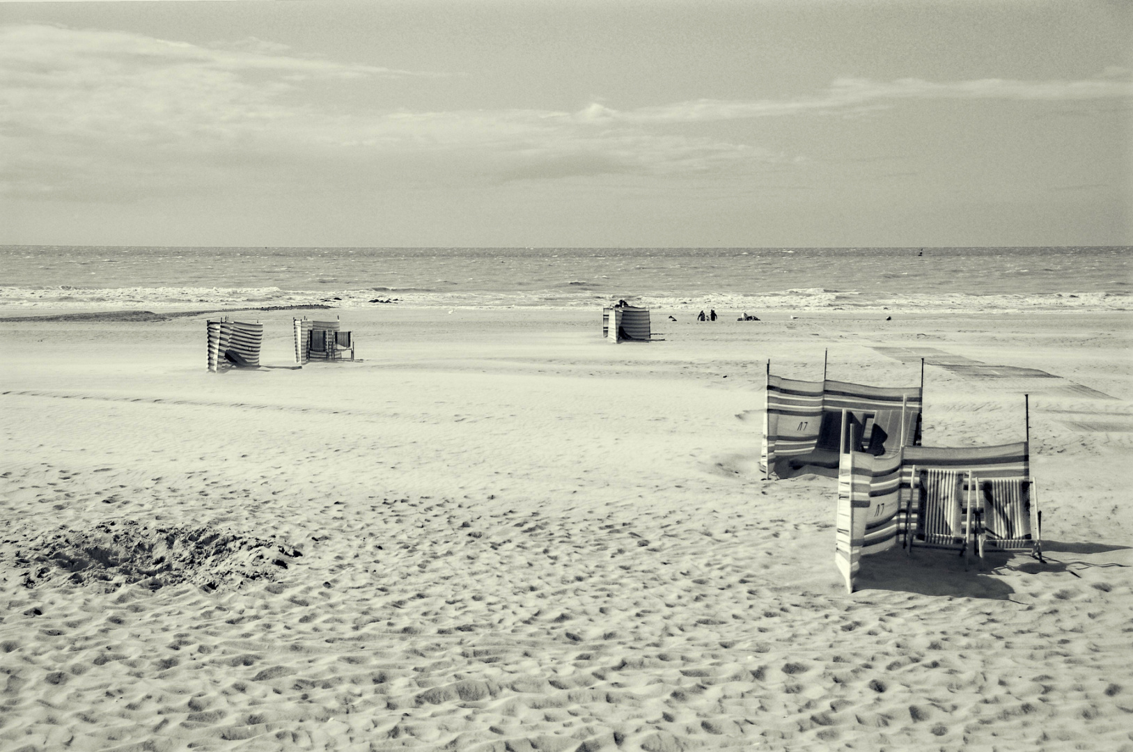 Grande solitude sur la plage d'Ostende fin juin