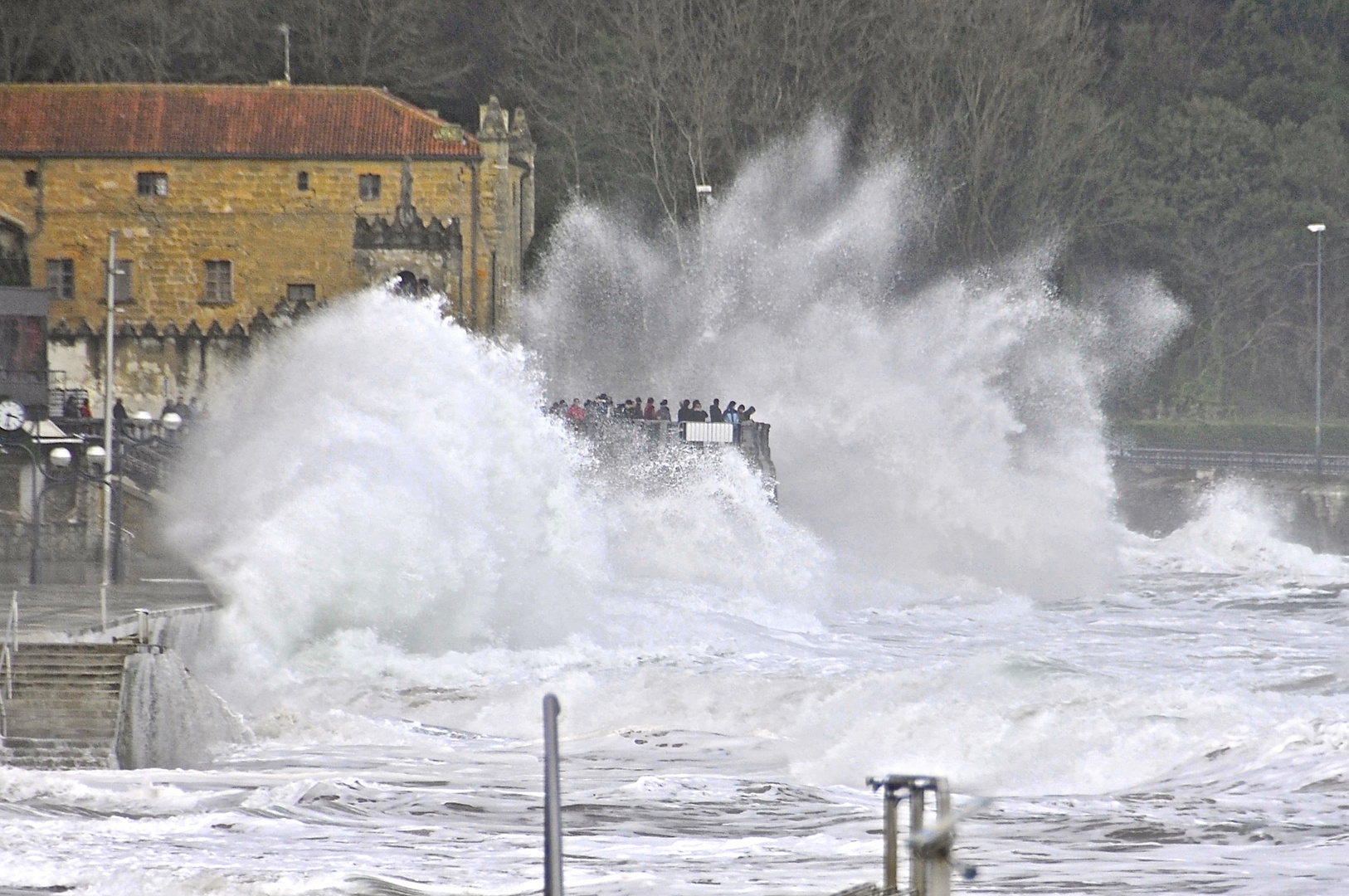 Grandes olas en zarautz 