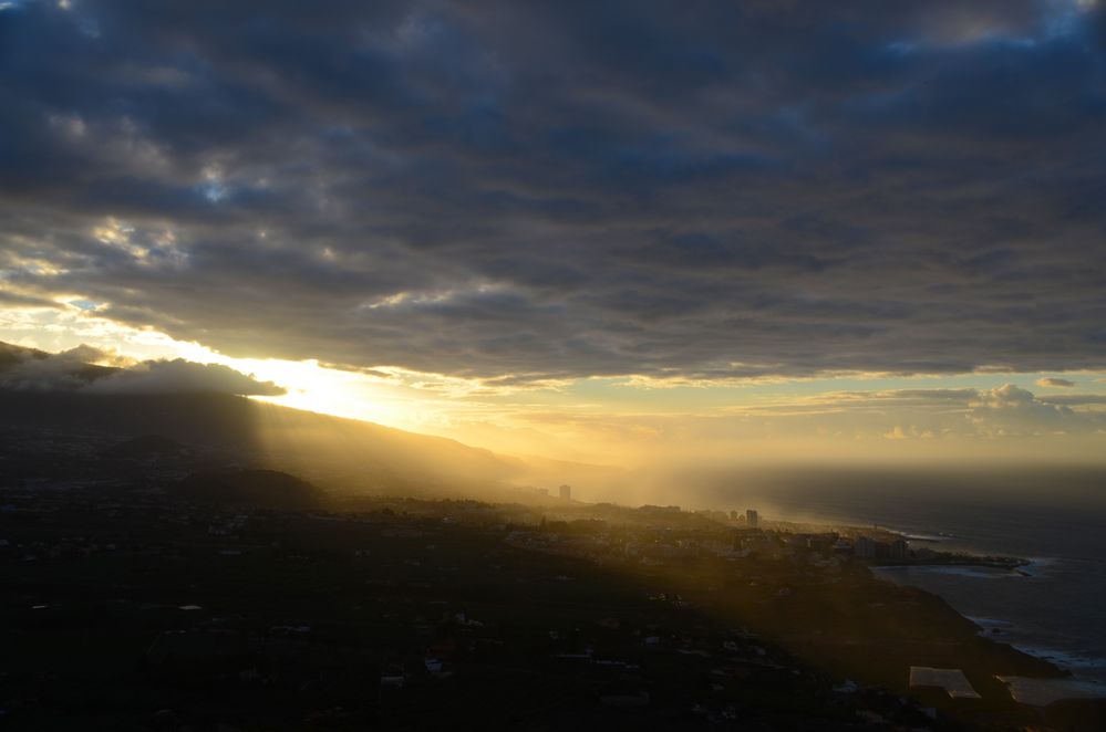 Grandioser Sonnenuntergang über Puerto de la Cruz