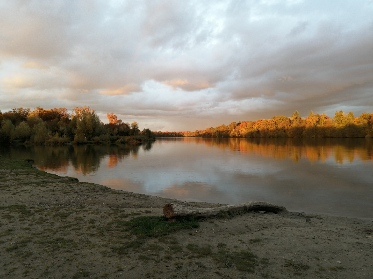 Grandioses Herbstlicht am See