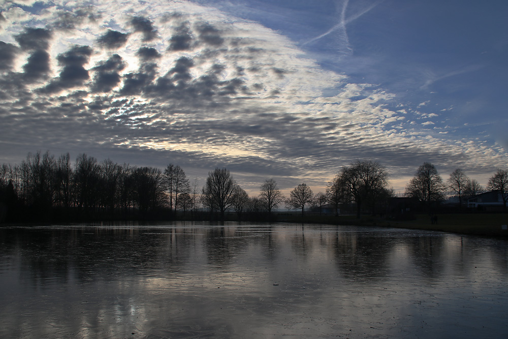 grandioses Wolkenspiel am Weiher...