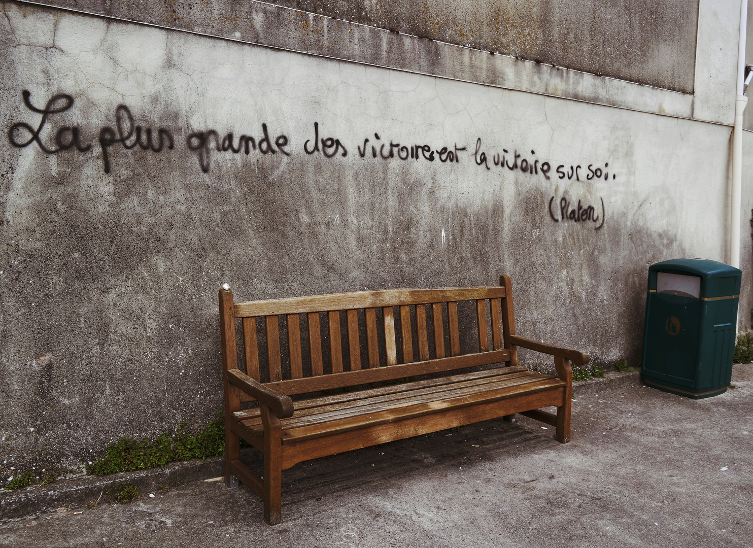 Grands mots sur un banc silencieux