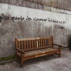 Grands mots sur un banc silencieux