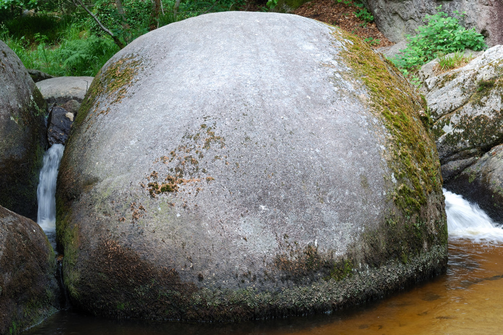 Granitkugel, mittig