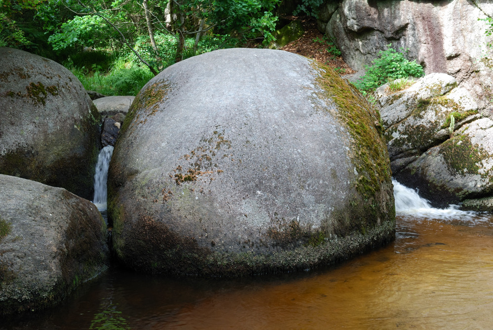 Granitkugel, ziemlich mittig