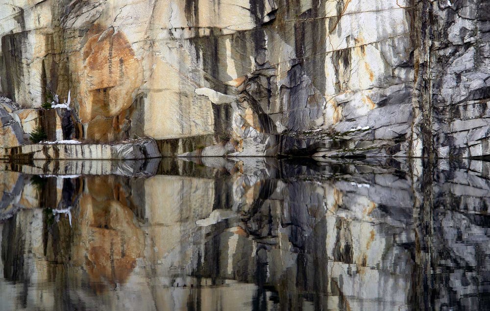 Granitwand im Spiegel