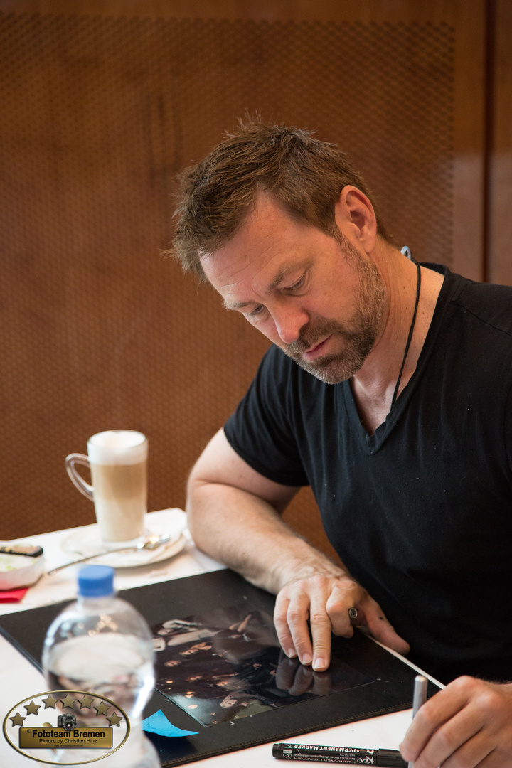 Grant Bowler beim Autogramme schreiben