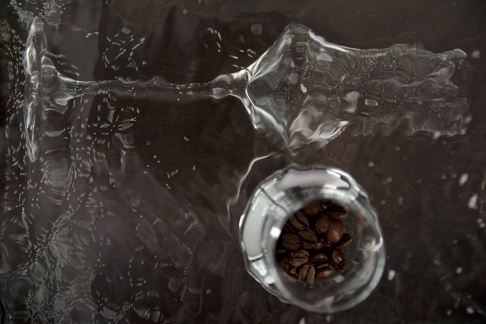 Grappaglas und Kaffeebohne