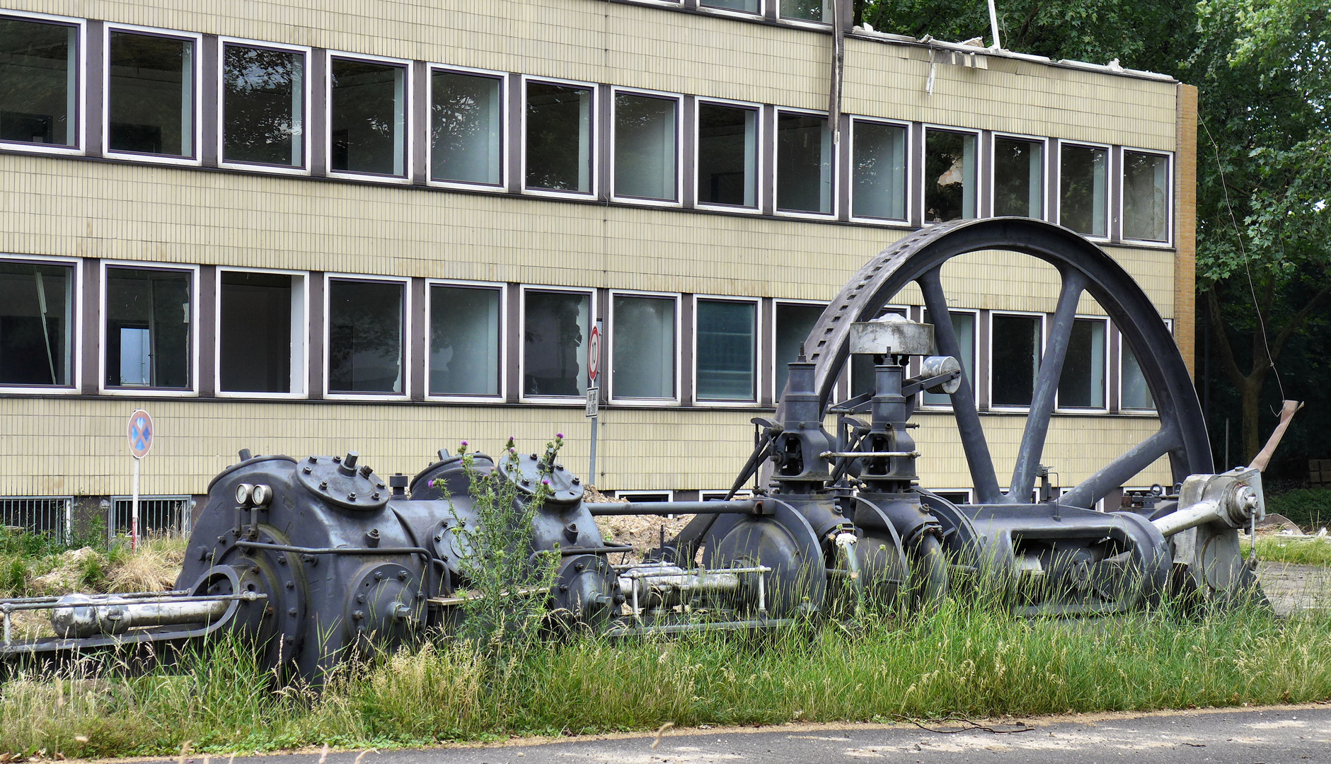 Gras wächst über alter Technik