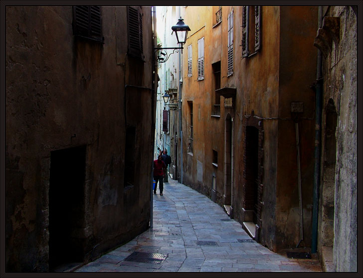 Grasse Gassen naturbelassen