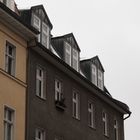 Grau, Gelb und Balkon