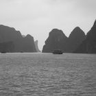 Grau in grau in der Halong Bucht..