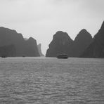 Grau in grau in der Halong Bucht..