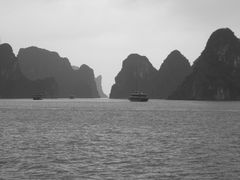 Grau in grau in der Halong Bucht..