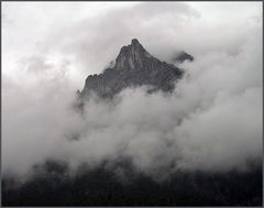 Grau in Grau zeigt sich der Karwendel bei Mittenwald....