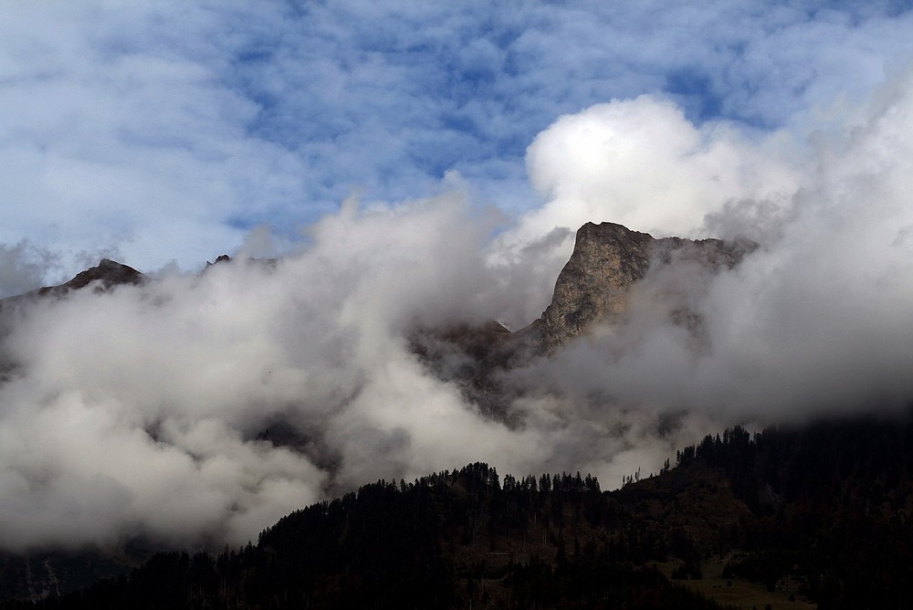 Graubündens Bergwelt eingehüllt in Nebel