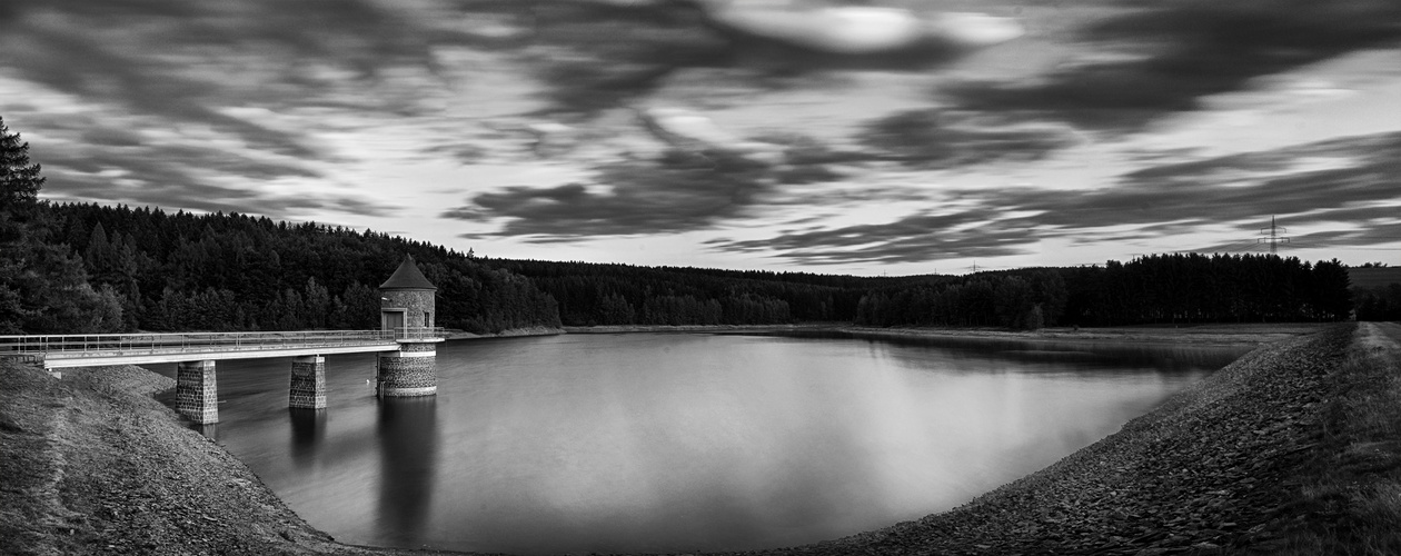 Graue Abendstimmung an der Talsperre Stollberg