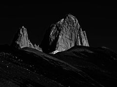 graue berge vor schwarzem hintergrund ...