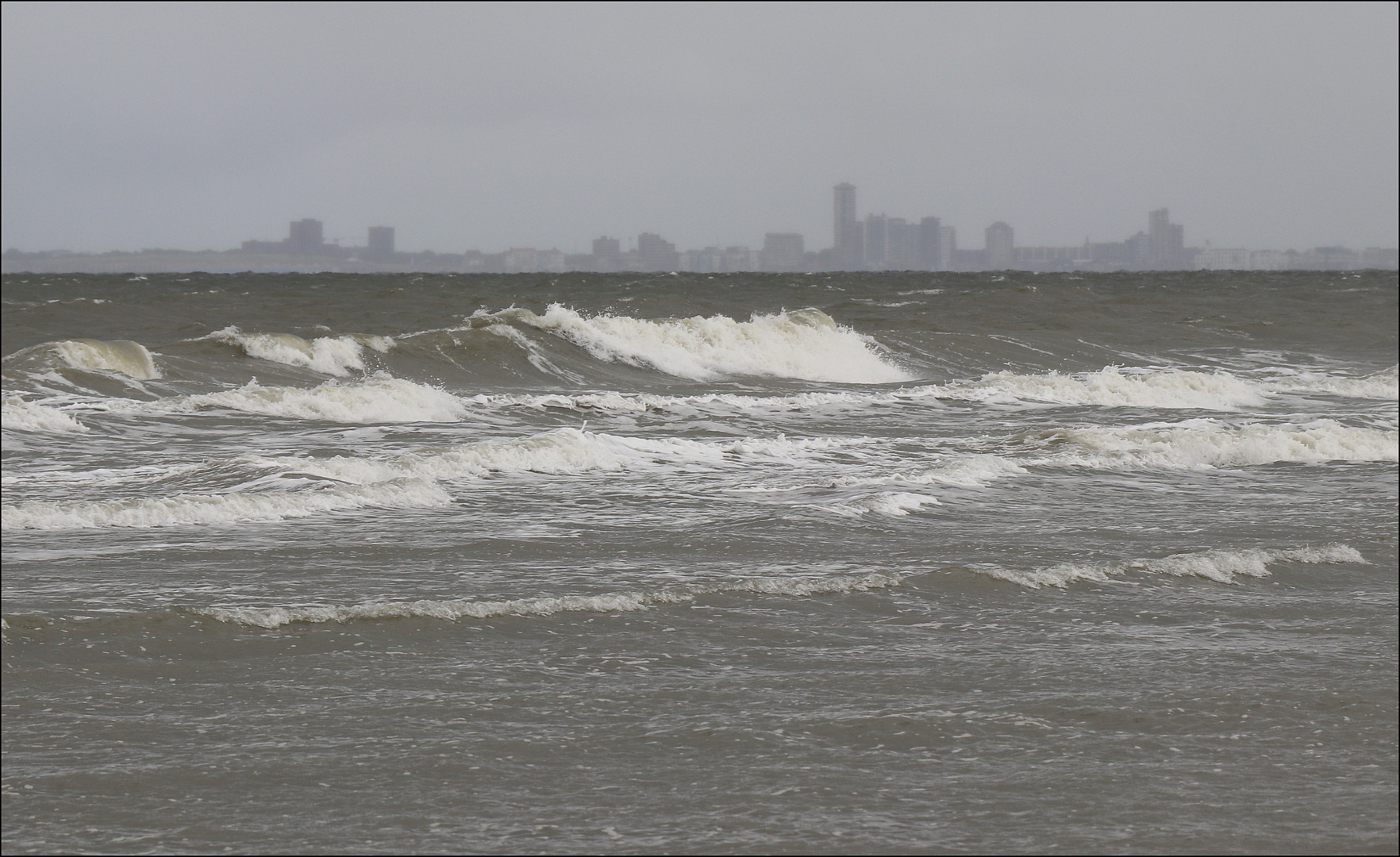 graue Stadt am Meer