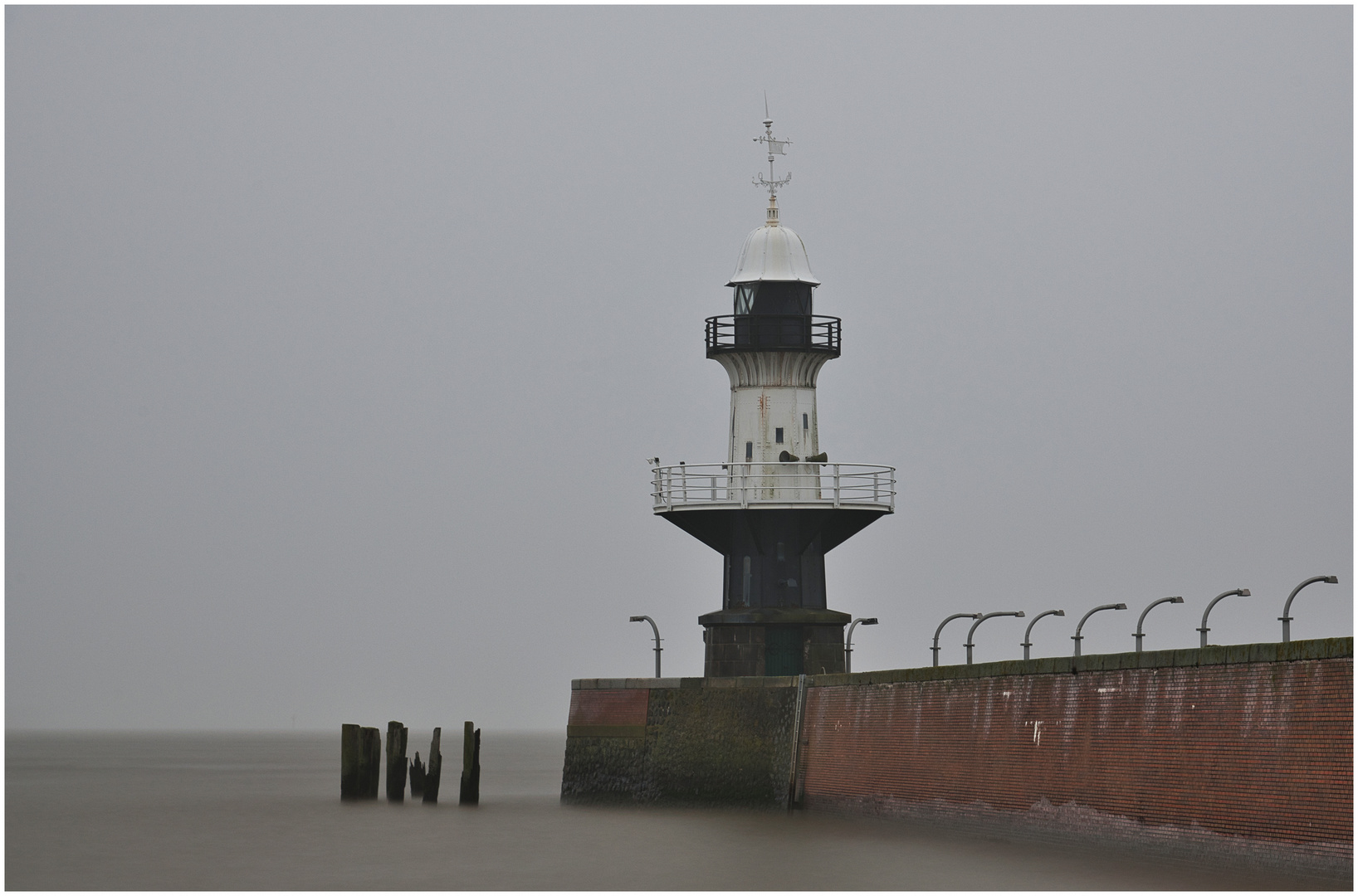 Graue Suppe über der Elbe