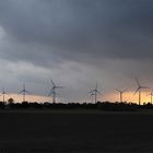 graue Wolken über'm Windpark