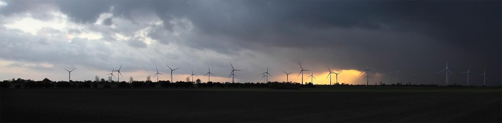 graue Wolken über'm Windpark