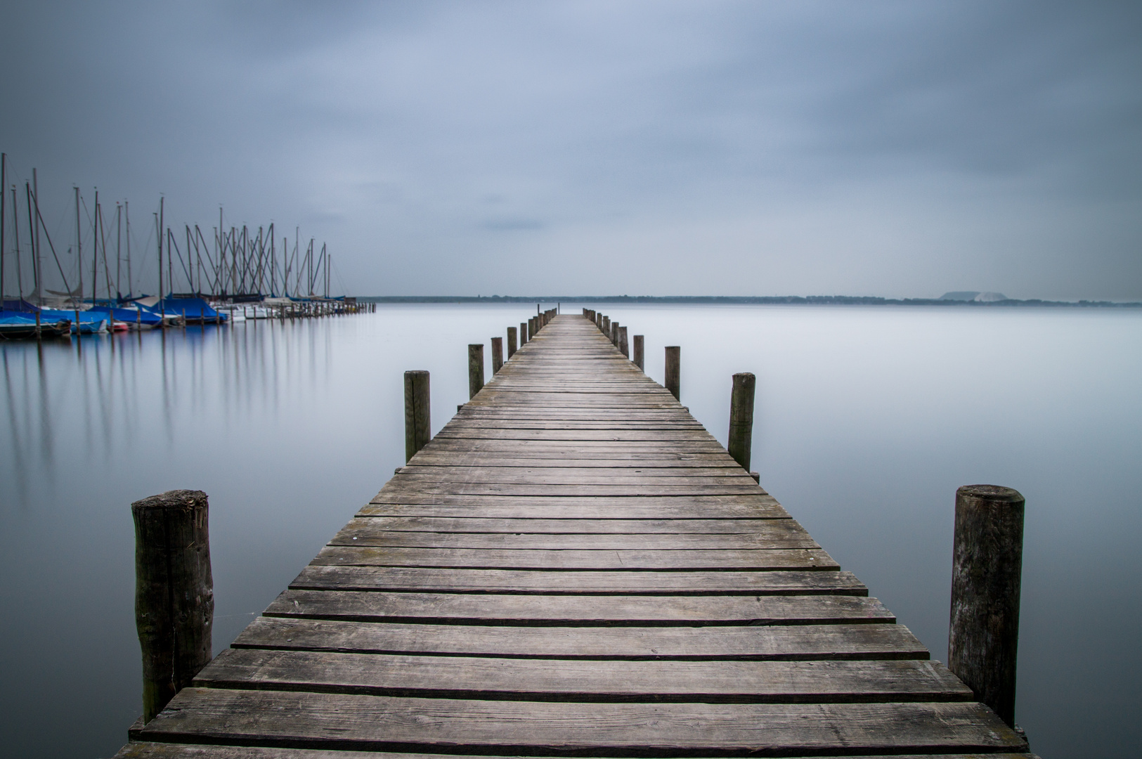 Graue Wolken und der Steg