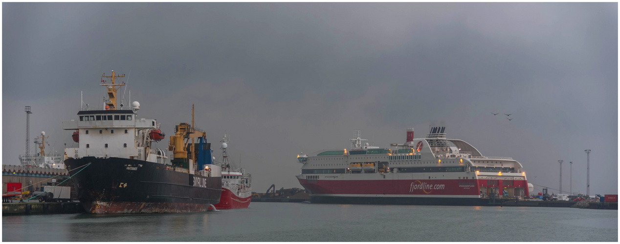 Grauer Abend im Hafen