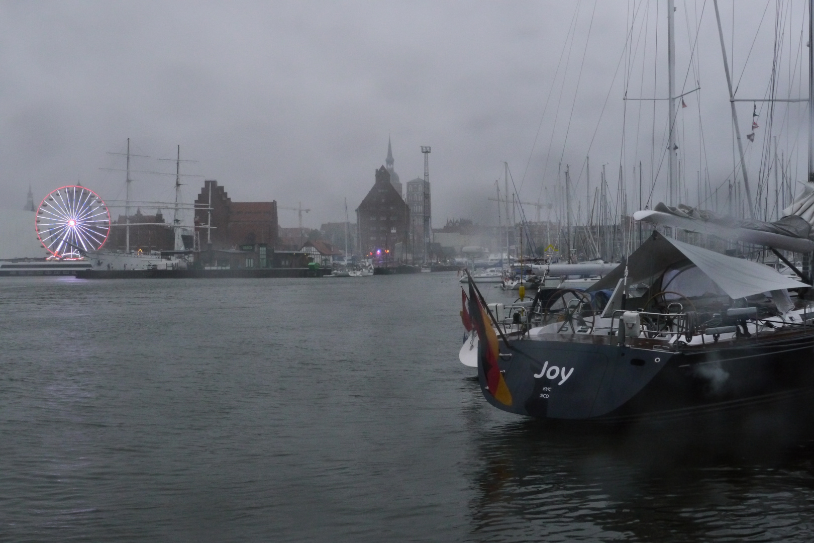 Grauer Tag, und grauer Tag am Hafen