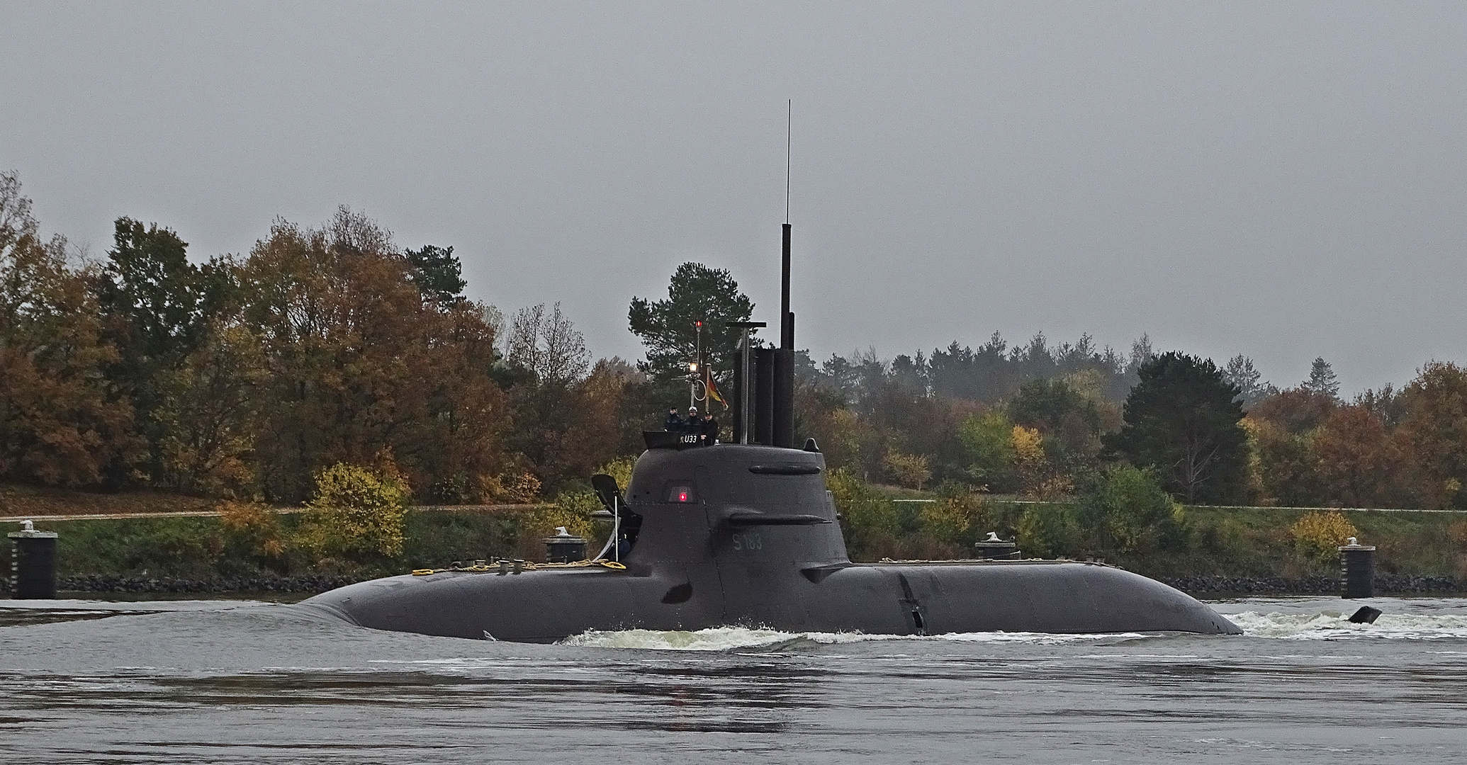 graues Boot bei grauem Wetter im grauen Wasser