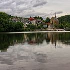 Graues Wetter über dem Stausee