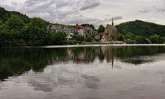 Graues Wetter über dem Stausee