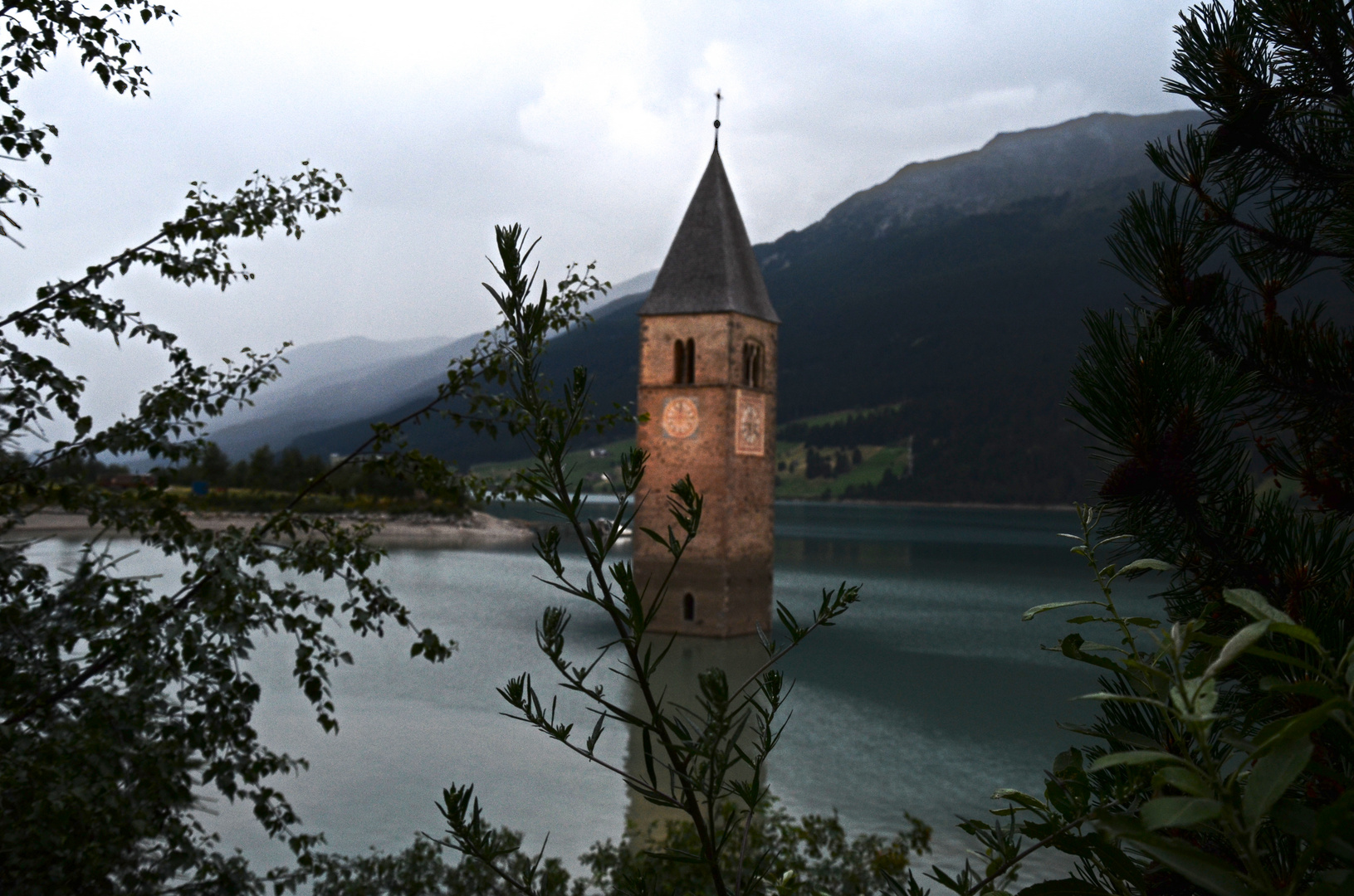 Graun am Reschenpass Kirchturm im Rechenstausee