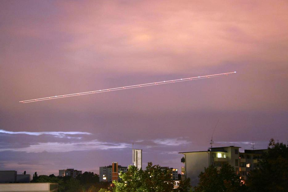 Gravenbruch bei Nacht mit Flugzeug