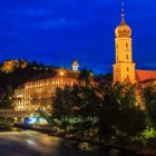 Graz bei Nacht mit Blick von der Franziskanerkirche zum Schloßberg