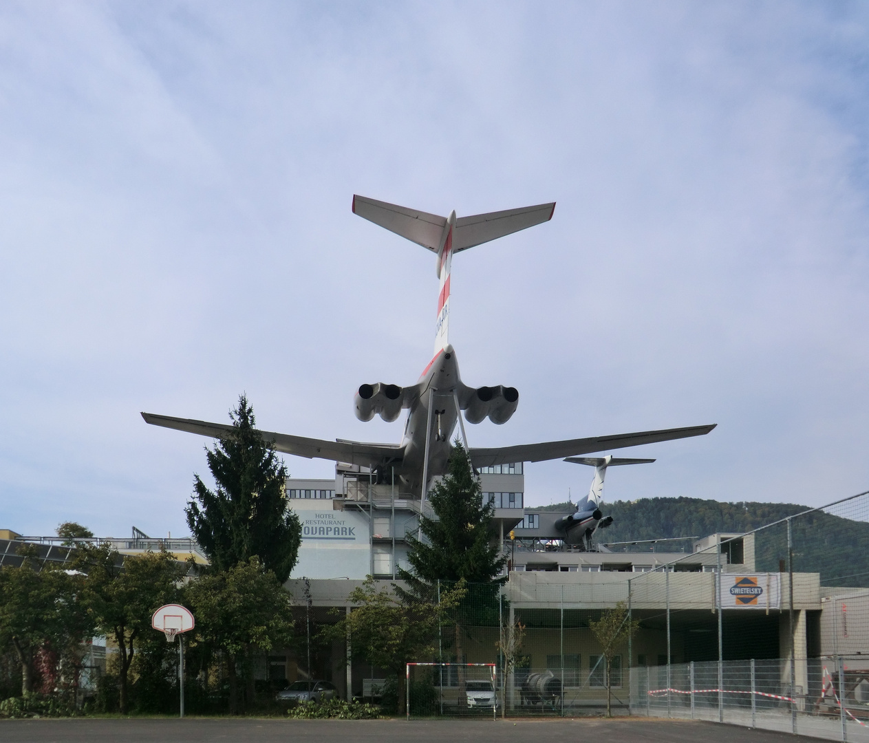 Graz die beiden Flugzeuge am Hoteldach ... 