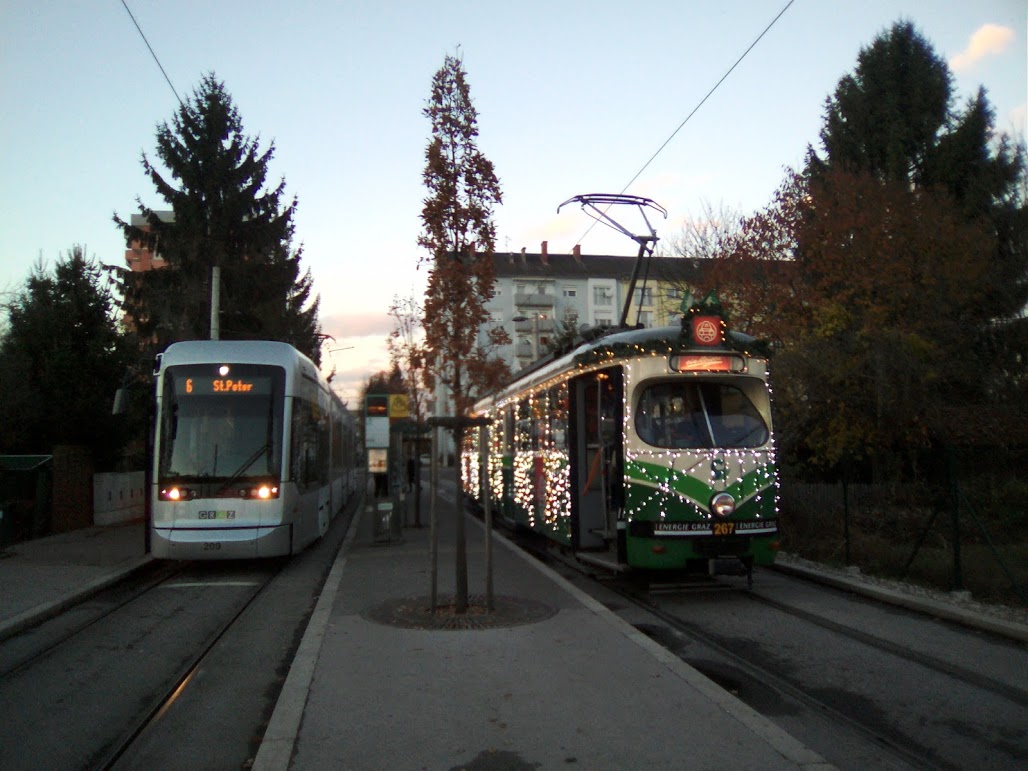 Graz Laudongasse mit Variobahn und Adventbim