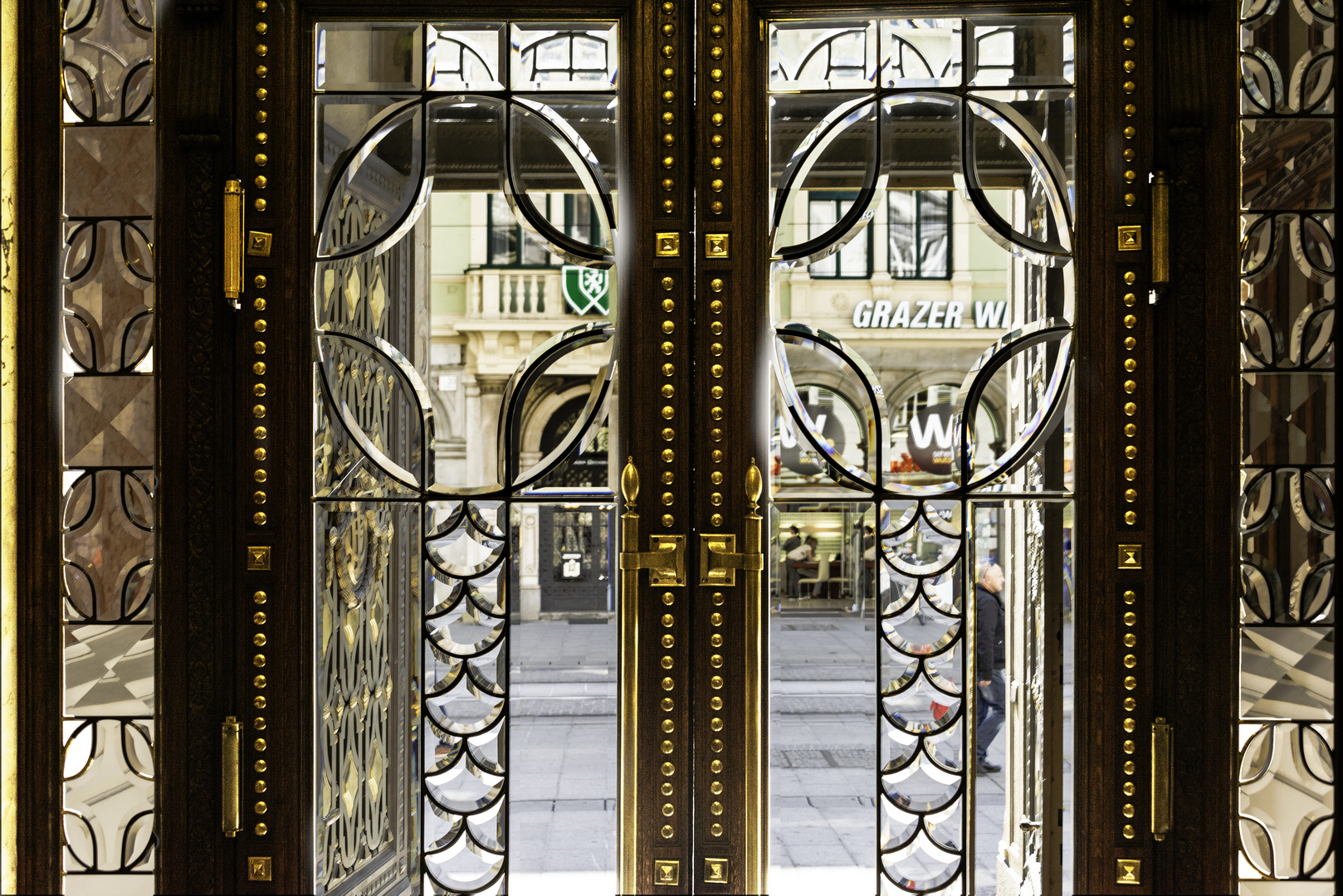 GRAZ -Tür auf hinaus in die Herrengasse