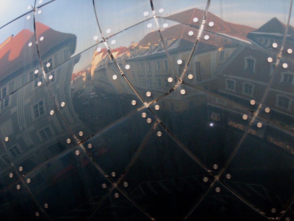 Grazer Kunsthaus mit Altstadt