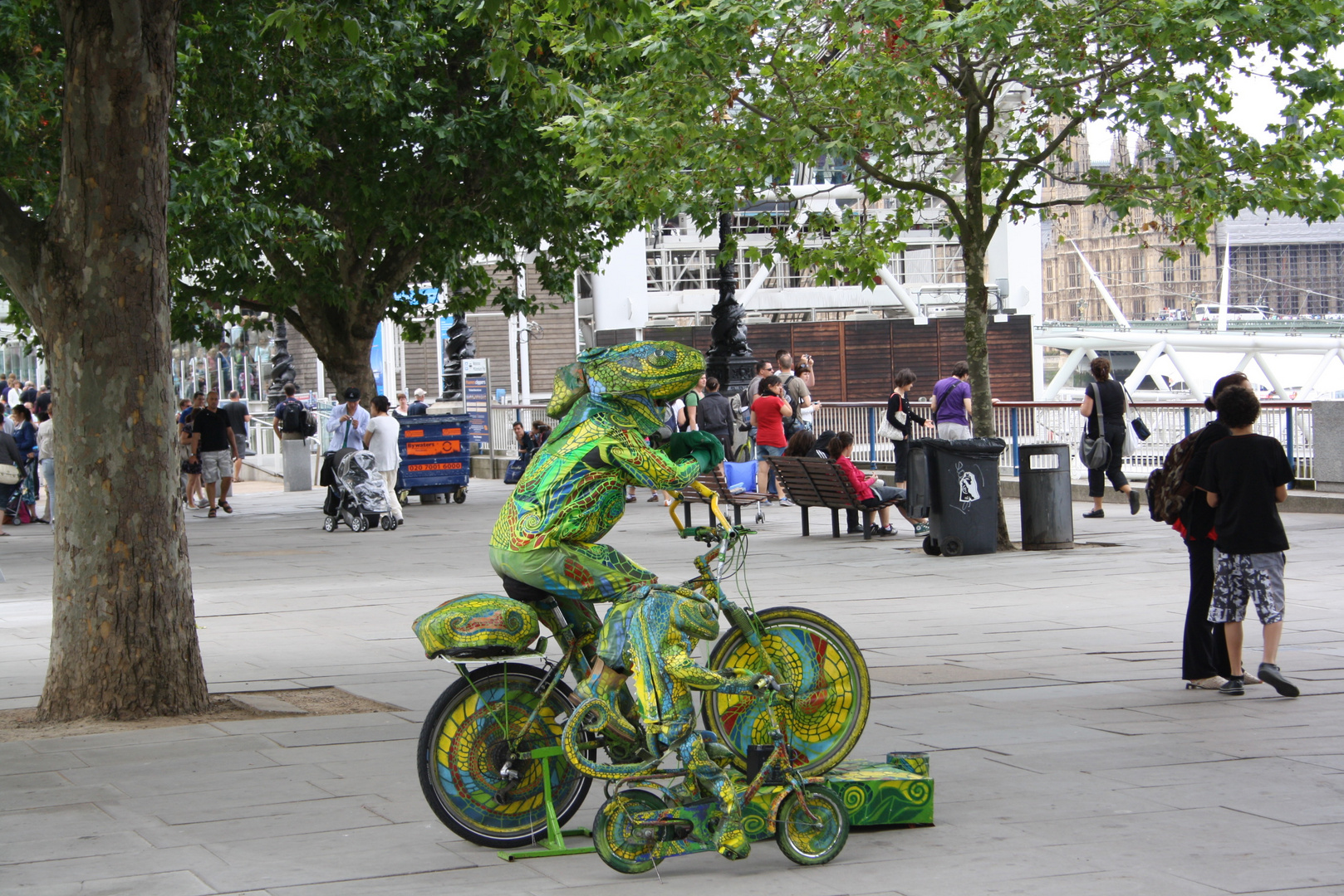 Green Team an der Uferpromenade der Themse